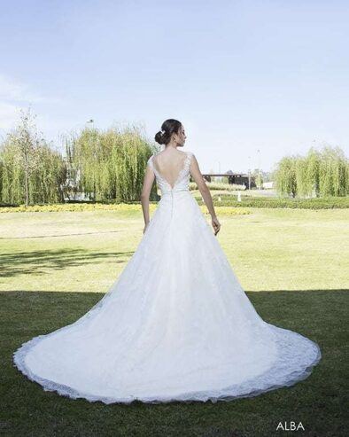 Vestido de novia con encaje y espalda descubierta en Querétaro - noviando